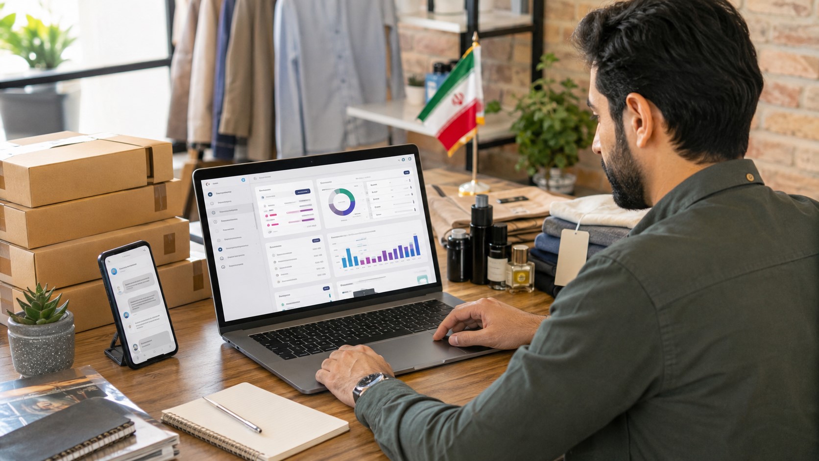 مدیر فروشگاه آنلاین در حال بررسی و پیگیری مشتریان و فرصتهای فروش در نرمافزار CRM